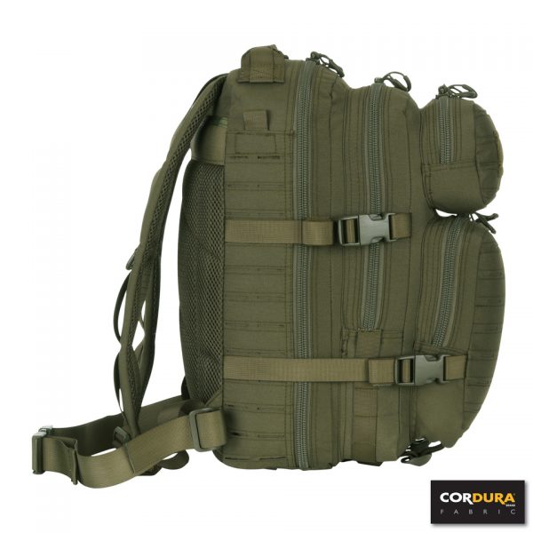 LASERCUT 1 DAY ASSAULT RUGZAK CORDURA LQ161735 De Lasercut 1-day assault rugzak Cordura LQ16173 is een compacte en stevige rugzak, ideaal voor een dagje weg, school, of outdooractiviteiten zoals airsoft. Gemaakt van hoogwaardig Cordura Fabric, biedt deze rugzak duurzaamheid en slijtvastheid. De lasercut Molle-uitsparingen maken het eenvoudig om extra accessoires en pouches te bevestigen.