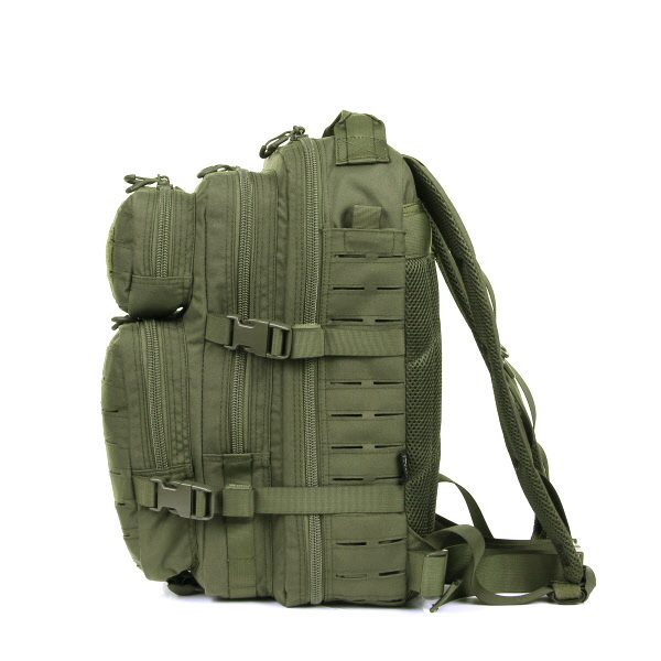 LASERCUT 1 DAY ASSAULT RUGZAK CORDURA LQ161738 De Lasercut 1-day assault rugzak Cordura LQ16173 is een compacte en stevige rugzak, ideaal voor een dagje weg, school, of outdooractiviteiten zoals airsoft. Gemaakt van hoogwaardig Cordura Fabric, biedt deze rugzak duurzaamheid en slijtvastheid. De lasercut Molle-uitsparingen maken het eenvoudig om extra accessoires en pouches te bevestigen.