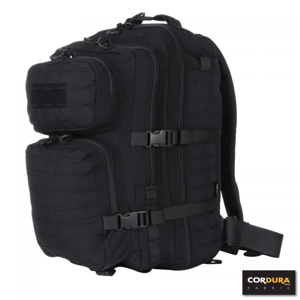 LASERCUT 3 DAYS ASSAULT RUGZAK CORDURA LQ16172 De Lasercut 3-days assault rugzak Cordura LQ16172 is een stevige en veelzijdige rugzak, gemaakt van hoogwaardig Cordura Fabric. Dankzij het duurzame materiaal en de lasercut Molle-uitsparingen is deze rugzak ideaal voor outdooractiviteiten, school, en airsoft. De tas biedt volop opbergruimte met vier aparte vakken met ritssluiting en diverse interne opbergmogelijkheden. De comfortabele rugpadding en verstelbare draagstraps zorgen voor optimaal draagcomfort, terwijl de verstelbare heupband extra stabiliteit biedt.