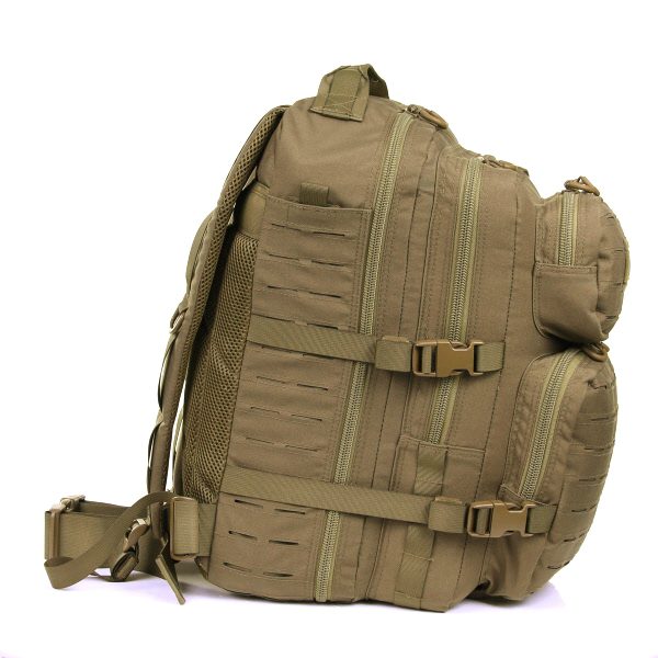 LASERCUT 3 DAYS ASSAULT RUGZAK CORDURA LQ1617211 De Lasercut 3-days assault rugzak Cordura LQ16172 is een stevige en veelzijdige rugzak, gemaakt van hoogwaardig Cordura Fabric. Dankzij het duurzame materiaal en de lasercut Molle-uitsparingen is deze rugzak ideaal voor outdooractiviteiten, school, en airsoft. De tas biedt volop opbergruimte met vier aparte vakken met ritssluiting en diverse interne opbergmogelijkheden. De comfortabele rugpadding en verstelbare draagstraps zorgen voor optimaal draagcomfort, terwijl de verstelbare heupband extra stabiliteit biedt.