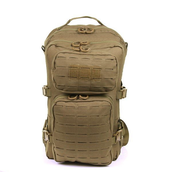 LASERCUT 3 DAYS ASSAULT RUGZAK CORDURA LQ1617212 De Lasercut 3-days assault rugzak Cordura LQ16172 is een stevige en veelzijdige rugzak, gemaakt van hoogwaardig Cordura Fabric. Dankzij het duurzame materiaal en de lasercut Molle-uitsparingen is deze rugzak ideaal voor outdooractiviteiten, school, en airsoft. De tas biedt volop opbergruimte met vier aparte vakken met ritssluiting en diverse interne opbergmogelijkheden. De comfortabele rugpadding en verstelbare draagstraps zorgen voor optimaal draagcomfort, terwijl de verstelbare heupband extra stabiliteit biedt.