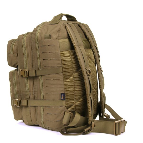 LASERCUT 3 DAYS ASSAULT RUGZAK CORDURA LQ1617214 De Lasercut 3-days assault rugzak Cordura LQ16172 is een stevige en veelzijdige rugzak, gemaakt van hoogwaardig Cordura Fabric. Dankzij het duurzame materiaal en de lasercut Molle-uitsparingen is deze rugzak ideaal voor outdooractiviteiten, school, en airsoft. De tas biedt volop opbergruimte met vier aparte vakken met ritssluiting en diverse interne opbergmogelijkheden. De comfortabele rugpadding en verstelbare draagstraps zorgen voor optimaal draagcomfort, terwijl de verstelbare heupband extra stabiliteit biedt.