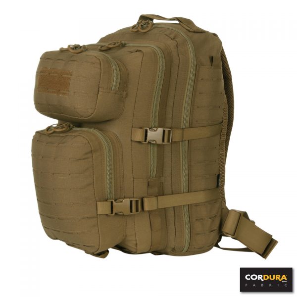 LASERCUT 3 DAYS ASSAULT RUGZAK CORDURA LQ161723 De Lasercut 3-days assault rugzak Cordura LQ16172 is een stevige en veelzijdige rugzak, gemaakt van hoogwaardig Cordura Fabric. Dankzij het duurzame materiaal en de lasercut Molle-uitsparingen is deze rugzak ideaal voor outdooractiviteiten, school, en airsoft. De tas biedt volop opbergruimte met vier aparte vakken met ritssluiting en diverse interne opbergmogelijkheden. De comfortabele rugpadding en verstelbare draagstraps zorgen voor optimaal draagcomfort, terwijl de verstelbare heupband extra stabiliteit biedt.