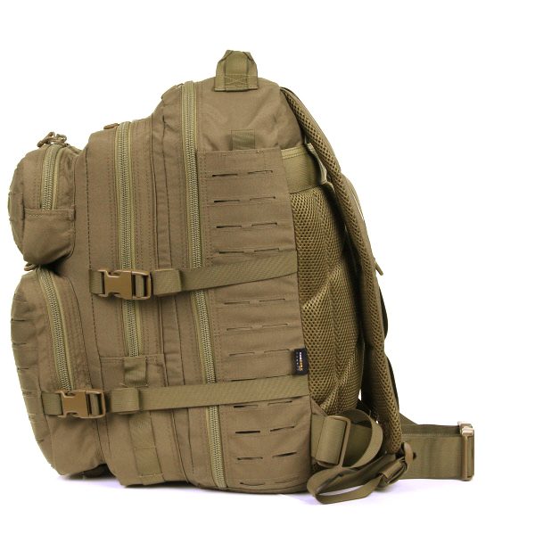 LASERCUT 3 DAYS ASSAULT RUGZAK CORDURA LQ161729 De Lasercut 3-days assault rugzak Cordura LQ16172 is een stevige en veelzijdige rugzak, gemaakt van hoogwaardig Cordura Fabric. Dankzij het duurzame materiaal en de lasercut Molle-uitsparingen is deze rugzak ideaal voor outdooractiviteiten, school, en airsoft. De tas biedt volop opbergruimte met vier aparte vakken met ritssluiting en diverse interne opbergmogelijkheden. De comfortabele rugpadding en verstelbare draagstraps zorgen voor optimaal draagcomfort, terwijl de verstelbare heupband extra stabiliteit biedt.