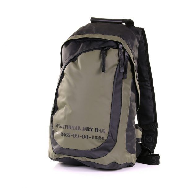 OPERATIONAL DRY BAG SMALL Operational dry bag small Gemaakt van hoge kwaliteit PVC. Waterdicht en zeer lichtgewicht. <strong>Afmeting:</strong> 23 x 13 x 40 cm <div class="colordesc">groen</div>
