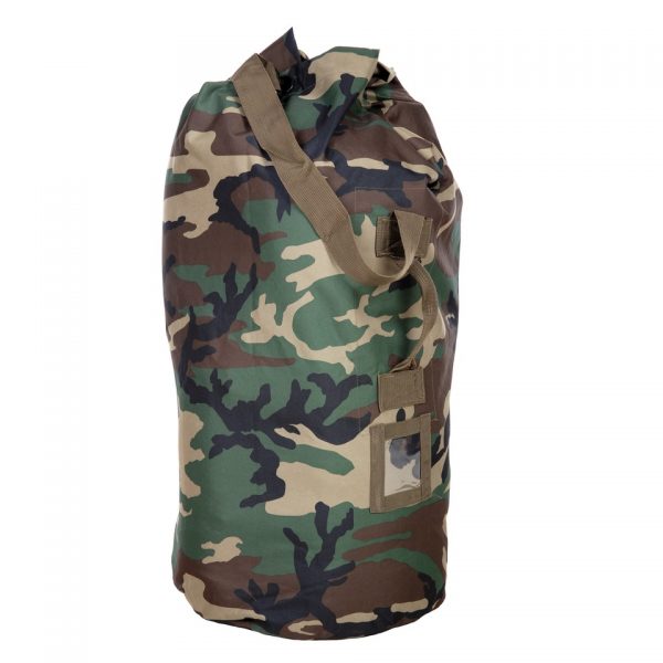 PLUNJEZAK 6R Met de <strong>Plunjezak 6R</strong> heb je een stevige en ruime oplossing voor het opbergen en vervoeren van je spullen. Gemaakt van <strong>100% robuust polyester</strong> is deze plunjebaal ideaal voor intensief gebruik, of je nu op reis gaat, sportbenodigdheden wilt vervoeren, of een betrouwbare tas nodig hebt voor werk of kamperen. Dankzij het handvat en de verstelbare schouderband kun je deze plunjezak comfortabel en eenvoudig dragen, zelfs als hij vol zit. De praktische <strong>6-rings sluiting</strong> aan de bovenzijde zorgt voor extra beveiliging en een gemakkelijke toegang tot de inhoud. Met een capaciteit van maar liefst <strong>110 liter</strong> en een handig zijvakje met knoopsluiting biedt deze plunjezak voldoende ruimte voor al je benodigdheden, terwijl het compacte ontwerp hem makkelijk hanteerbaar houdt.