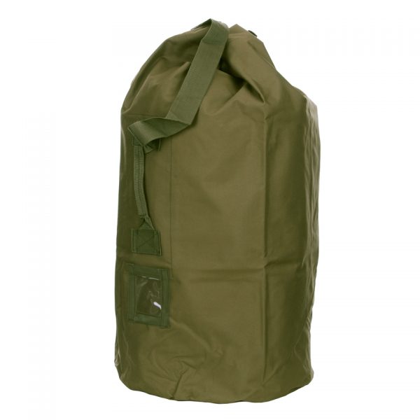 PLUNJEZAK 6R4 Met de <strong>Plunjezak 6R</strong> heb je een stevige en ruime oplossing voor het opbergen en vervoeren van je spullen. Gemaakt van <strong>100% robuust polyester</strong> is deze plunjebaal ideaal voor intensief gebruik, of je nu op reis gaat, sportbenodigdheden wilt vervoeren, of een betrouwbare tas nodig hebt voor werk of kamperen. Dankzij het handvat en de verstelbare schouderband kun je deze plunjezak comfortabel en eenvoudig dragen, zelfs als hij vol zit. De praktische <strong>6-rings sluiting</strong> aan de bovenzijde zorgt voor extra beveiliging en een gemakkelijke toegang tot de inhoud. Met een capaciteit van maar liefst <strong>110 liter</strong> en een handig zijvakje met knoopsluiting biedt deze plunjezak voldoende ruimte voor al je benodigdheden, terwijl het compacte ontwerp hem makkelijk hanteerbaar houdt.