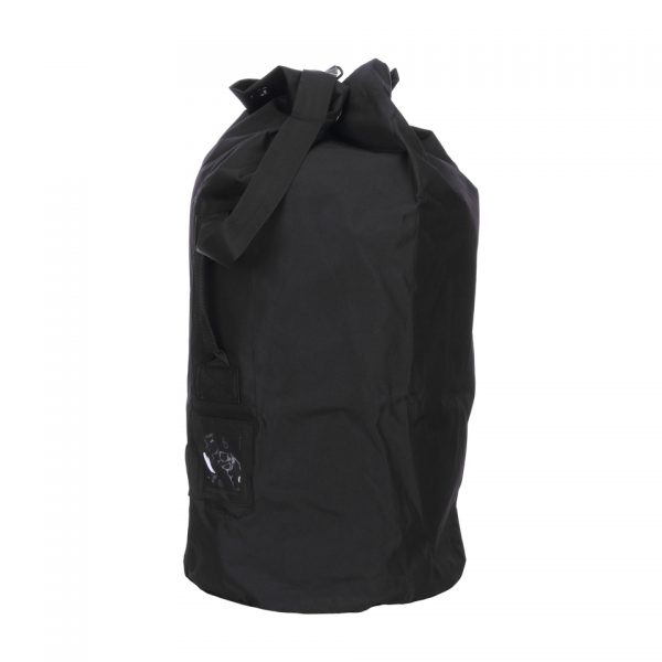 PLUNJEZAK 6R5 Met de <strong>Plunjezak 6R</strong> heb je een stevige en ruime oplossing voor het opbergen en vervoeren van je spullen. Gemaakt van <strong>100% robuust polyester</strong> is deze plunjebaal ideaal voor intensief gebruik, of je nu op reis gaat, sportbenodigdheden wilt vervoeren, of een betrouwbare tas nodig hebt voor werk of kamperen. Dankzij het handvat en de verstelbare schouderband kun je deze plunjezak comfortabel en eenvoudig dragen, zelfs als hij vol zit. De praktische <strong>6-rings sluiting</strong> aan de bovenzijde zorgt voor extra beveiliging en een gemakkelijke toegang tot de inhoud. Met een capaciteit van maar liefst <strong>110 liter</strong> en een handig zijvakje met knoopsluiting biedt deze plunjezak voldoende ruimte voor al je benodigdheden, terwijl het compacte ontwerp hem makkelijk hanteerbaar houdt.