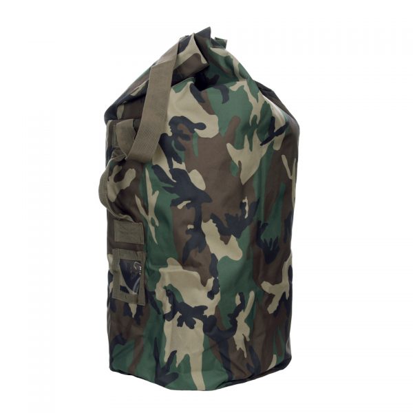 PLUNJEZAK 6R6 Met de <strong>Plunjezak 6R</strong> heb je een stevige en ruime oplossing voor het opbergen en vervoeren van je spullen. Gemaakt van <strong>100% robuust polyester</strong> is deze plunjebaal ideaal voor intensief gebruik, of je nu op reis gaat, sportbenodigdheden wilt vervoeren, of een betrouwbare tas nodig hebt voor werk of kamperen. Dankzij het handvat en de verstelbare schouderband kun je deze plunjezak comfortabel en eenvoudig dragen, zelfs als hij vol zit. De praktische <strong>6-rings sluiting</strong> aan de bovenzijde zorgt voor extra beveiliging en een gemakkelijke toegang tot de inhoud. Met een capaciteit van maar liefst <strong>110 liter</strong> en een handig zijvakje met knoopsluiting biedt deze plunjezak voldoende ruimte voor al je benodigdheden, terwijl het compacte ontwerp hem makkelijk hanteerbaar houdt.