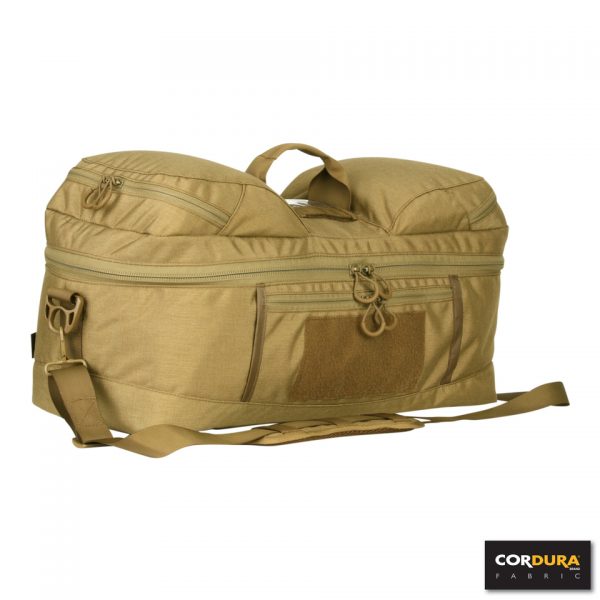 RANGE BAG CORDURA LQ161671 Range Bag gemaakt van Cordura Fabric. Multifunctionele draagtas met hengsel en verstelbare draagband. Deze range bags worden veel gebruikt in de buitensport, maar ook voor andere doeleinden. De binnenzijde van de tas is op te delen in diverse vakken door de handige velcro panelen. <strong>Kenmerken:</strong> <ul> <li>Gemaakt van 100% Cordura Fabric</li> <li>Duurzaam materiaal</li> <li>Lichtgewicht</li> <li>Binnenzijde op te delen in diverse vakken door velcro panelen.</li> <li>Velcro paneel aan de zijkant van de tas (voor bijv. patches)</li> <li>2 losse opbergvakken aan bovenzijde tas</li> <li>Naam/Adres vak aan de bovenzijde van de tas</li> </ul> <strong>​Afmetingen:</strong> Opbergvak bovenzijde (2 stuks): 20 x 21 x 7 cm (3 liter) Hoofdvak: 55 x 27 x 25 cm (38 liter) <div> <div class="colorimg">coyote</div> </div>