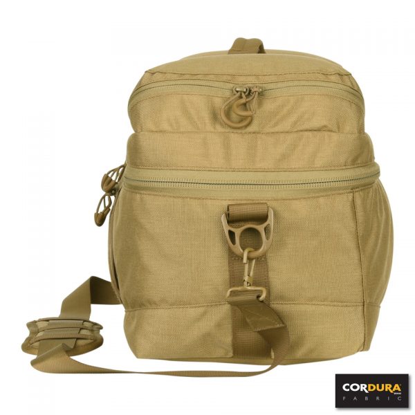 RANGE BAG CORDURA LQ1616711 Range Bag gemaakt van Cordura Fabric. Multifunctionele draagtas met hengsel en verstelbare draagband. Deze range bags worden veel gebruikt in de buitensport, maar ook voor andere doeleinden. De binnenzijde van de tas is op te delen in diverse vakken door de handige velcro panelen. <strong>Kenmerken:</strong> <ul> <li>Gemaakt van 100% Cordura Fabric</li> <li>Duurzaam materiaal</li> <li>Lichtgewicht</li> <li>Binnenzijde op te delen in diverse vakken door velcro panelen.</li> <li>Velcro paneel aan de zijkant van de tas (voor bijv. patches)</li> <li>2 losse opbergvakken aan bovenzijde tas</li> <li>Naam/Adres vak aan de bovenzijde van de tas</li> </ul> <strong>​Afmetingen:</strong> Opbergvak bovenzijde (2 stuks): 20 x 21 x 7 cm (3 liter) Hoofdvak: 55 x 27 x 25 cm (38 liter) <div> <div class="colorimg">groen</div> </div>