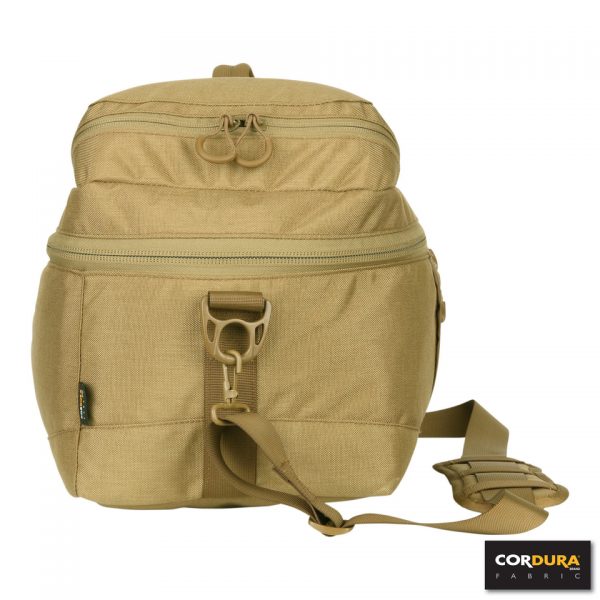 RANGE BAG CORDURA LQ161673 Range Bag gemaakt van Cordura Fabric. Multifunctionele draagtas met hengsel en verstelbare draagband. Deze range bags worden veel gebruikt in de buitensport, maar ook voor andere doeleinden. De binnenzijde van de tas is op te delen in diverse vakken door de handige velcro panelen. <strong>Kenmerken:</strong> <ul> <li>Gemaakt van 100% Cordura Fabric</li> <li>Duurzaam materiaal</li> <li>Lichtgewicht</li> <li>Binnenzijde op te delen in diverse vakken door velcro panelen.</li> <li>Velcro paneel aan de zijkant van de tas (voor bijv. patches)</li> <li>2 losse opbergvakken aan bovenzijde tas</li> <li>Naam/Adres vak aan de bovenzijde van de tas</li> </ul> <strong>​Afmetingen:</strong> Opbergvak bovenzijde (2 stuks): 20 x 21 x 7 cm (3 liter) Hoofdvak: 55 x 27 x 25 cm (38 liter) <div> <div class="colorimg">groen</div> </div>