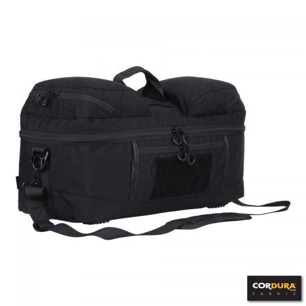 RANGE BAG CORDURA LQ161674 Range Bag gemaakt van Cordura Fabric. Multifunctionele draagtas met hengsel en verstelbare draagband. Deze range bags worden veel gebruikt in de buitensport, maar ook voor andere doeleinden. De binnenzijde van de tas is op te delen in diverse vakken door de handige velcro panelen. <strong>Kenmerken:</strong> <ul> <li>Gemaakt van 100% Cordura Fabric</li> <li>Duurzaam materiaal</li> <li>Lichtgewicht</li> <li>Binnenzijde op te delen in diverse vakken door velcro panelen.</li> <li>Velcro paneel aan de zijkant van de tas (voor bijv. patches)</li> <li>2 losse opbergvakken aan bovenzijde tas</li> <li>Naam/Adres vak aan de bovenzijde van de tas</li> </ul> <strong>​Afmetingen:</strong> Opbergvak bovenzijde (2 stuks): 20 x 21 x 7 cm (3 liter) Hoofdvak: 55 x 27 x 25 cm (38 liter) <div> <div class="colorimg">zwart</div> </div>