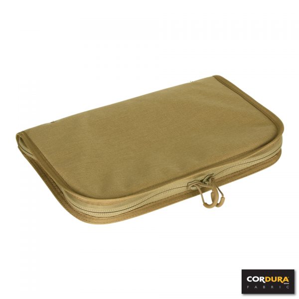 RANGE BAG CORDURA LQ161677 Range Bag gemaakt van Cordura Fabric. Multifunctionele draagtas met hengsel en verstelbare draagband. Deze range bags worden veel gebruikt in de buitensport, maar ook voor andere doeleinden. De binnenzijde van de tas is op te delen in diverse vakken door de handige velcro panelen. <strong>Kenmerken:</strong> <ul> <li>Gemaakt van 100% Cordura Fabric</li> <li>Duurzaam materiaal</li> <li>Lichtgewicht</li> <li>Binnenzijde op te delen in diverse vakken door velcro panelen.</li> <li>Velcro paneel aan de zijkant van de tas (voor bijv. patches)</li> <li>2 losse opbergvakken aan bovenzijde tas</li> <li>Naam/Adres vak aan de bovenzijde van de tas</li> </ul> <strong>​Afmetingen:</strong> Opbergvak bovenzijde (2 stuks): 20 x 21 x 7 cm (3 liter) Hoofdvak: 55 x 27 x 25 cm (38 liter) <div> <div class="colorimg">groen</div> </div>