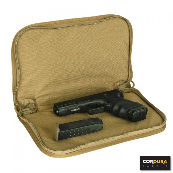 RANGE BAG CORDURA LQ161678 Range Bag gemaakt van Cordura Fabric. Multifunctionele draagtas met hengsel en verstelbare draagband. Deze range bags worden veel gebruikt in de buitensport, maar ook voor andere doeleinden. De binnenzijde van de tas is op te delen in diverse vakken door de handige velcro panelen. <strong>Kenmerken:</strong> <ul> <li>Gemaakt van 100% Cordura Fabric</li> <li>Duurzaam materiaal</li> <li>Lichtgewicht</li> <li>Binnenzijde op te delen in diverse vakken door velcro panelen.</li> <li>Velcro paneel aan de zijkant van de tas (voor bijv. patches)</li> <li>2 losse opbergvakken aan bovenzijde tas</li> <li>Naam/Adres vak aan de bovenzijde van de tas</li> </ul> <strong>​Afmetingen:</strong> Opbergvak bovenzijde (2 stuks): 20 x 21 x 7 cm (3 liter) Hoofdvak: 55 x 27 x 25 cm (38 liter) <div> <div class="colorimg">groen</div> </div>