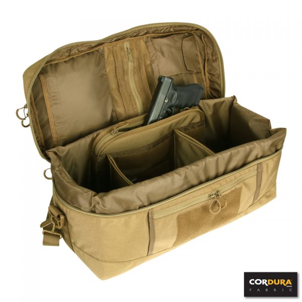 RANGE BAG CORDURA LQ161679 Range Bag gemaakt van Cordura Fabric. Multifunctionele draagtas met hengsel en verstelbare draagband. Deze range bags worden veel gebruikt in de buitensport, maar ook voor andere doeleinden. De binnenzijde van de tas is op te delen in diverse vakken door de handige velcro panelen. <strong>Kenmerken:</strong> <ul> <li>Gemaakt van 100% Cordura Fabric</li> <li>Duurzaam materiaal</li> <li>Lichtgewicht</li> <li>Binnenzijde op te delen in diverse vakken door velcro panelen.</li> <li>Velcro paneel aan de zijkant van de tas (voor bijv. patches)</li> <li>2 losse opbergvakken aan bovenzijde tas</li> <li>Naam/Adres vak aan de bovenzijde van de tas</li> </ul> <strong>​Afmetingen:</strong> Opbergvak bovenzijde (2 stuks): 20 x 21 x 7 cm (3 liter) Hoofdvak: 55 x 27 x 25 cm (38 liter) <div> <div class="colorimg">groen</div> </div>