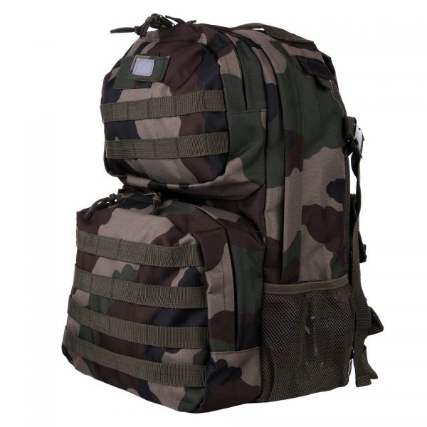 RUGZAK 35 LTR. LQ14162 Rugzak Franse camouflage van 100% nylon. Deze rugzak heeft een inhoud van 35 liter. De rugzak beschikt over meerdere vakken met ritsluiting voor het opbergen van je spullen, heeft verstelbare riemen voor optimaal draagcomfort en heeft vulling op de achterzijde zitten. <div class="colordesc">frans camo</div>