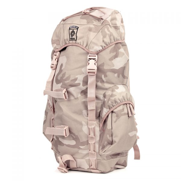 RUGZAK RECON 35 LTR.2 De <strong>Rugzak Recon 35 Ltr</strong> is de perfecte metgezel voor zowel outdoor expedities als dagelijks gebruik. Deze topkwaliteit toploader rugtas, gemaakt van 100% polyester, biedt maar liefst 35 liter aan opbergruimte in één groot compartiment. Dankzij de <strong>comfortabele mesh rugpadding</strong> en verstelbare draagstraps blijft de rugzak prettig zitten, zelfs tijdens lange wandelingen of drukke dagen. Met een ingebouwde regenhoes en meerdere ritsvakken is deze tas ook uitstekend voorbereid op wisselende weersomstandigheden.