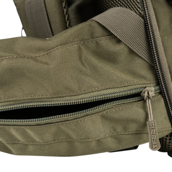 TF 2215 Rugzak Travelmate Gen.212 De <strong>TF-2215 TravelMate Rugzak Gen.2</strong> is dé veelzijdige rugzak voor avonturiers, reizigers en outdoorliefhebbers. Met een ruime inhoud van <strong>45 liter</strong> en een <strong>ergonomisch design</strong> biedt deze rugzak ultiem draagcomfort en optimale organisatie voor al je uitrusting. Of je nu op een <strong>backpacktrip</strong>, een <strong>lange hike</strong>, of een <strong>stedentrip</strong> gaat, deze rugzak is ontworpen om aan al je eisen te voldoen. Dankzij de <strong>tactische en praktische indeling</strong> is deze rugzak geschikt voor zowel <strong>dagelijks gebruik als extreme omstandigheden</strong>. Hij voldoet bovendien aan de handbagage-eisen van veel luchtvaartmaatschappijen, wat hem perfect maakt voor vliegreizen. De <strong>weg te ritsen schouderbanden</strong> zorgen ervoor dat je hem snel kunt omvormen tot een handtas of compacte reistas. De <strong>Gen.2-versie</strong> van de TravelMate rugzak is verder verbeterd met <strong>extra padding in de draagstraps</strong> en een <strong>versterkt rugpand</strong>, wat zorgt voor meer stabiliteit en draagcomfort, zelfs bij langdurig gebruik en zware bepakking.