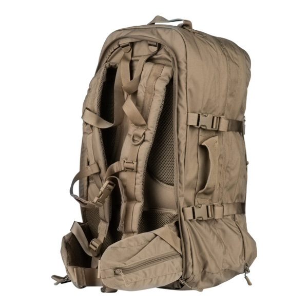TF 2215 Rugzak Travelmate Gen.23 De <strong>TF-2215 TravelMate Rugzak Gen.2</strong> is dé veelzijdige rugzak voor avonturiers, reizigers en outdoorliefhebbers. Met een ruime inhoud van <strong>45 liter</strong> en een <strong>ergonomisch design</strong> biedt deze rugzak ultiem draagcomfort en optimale organisatie voor al je uitrusting. Of je nu op een <strong>backpacktrip</strong>, een <strong>lange hike</strong>, of een <strong>stedentrip</strong> gaat, deze rugzak is ontworpen om aan al je eisen te voldoen. Dankzij de <strong>tactische en praktische indeling</strong> is deze rugzak geschikt voor zowel <strong>dagelijks gebruik als extreme omstandigheden</strong>. Hij voldoet bovendien aan de handbagage-eisen van veel luchtvaartmaatschappijen, wat hem perfect maakt voor vliegreizen. De <strong>weg te ritsen schouderbanden</strong> zorgen ervoor dat je hem snel kunt omvormen tot een handtas of compacte reistas. De <strong>Gen.2-versie</strong> van de TravelMate rugzak is verder verbeterd met <strong>extra padding in de draagstraps</strong> en een <strong>versterkt rugpand</strong>, wat zorgt voor meer stabiliteit en draagcomfort, zelfs bij langdurig gebruik en zware bepakking.