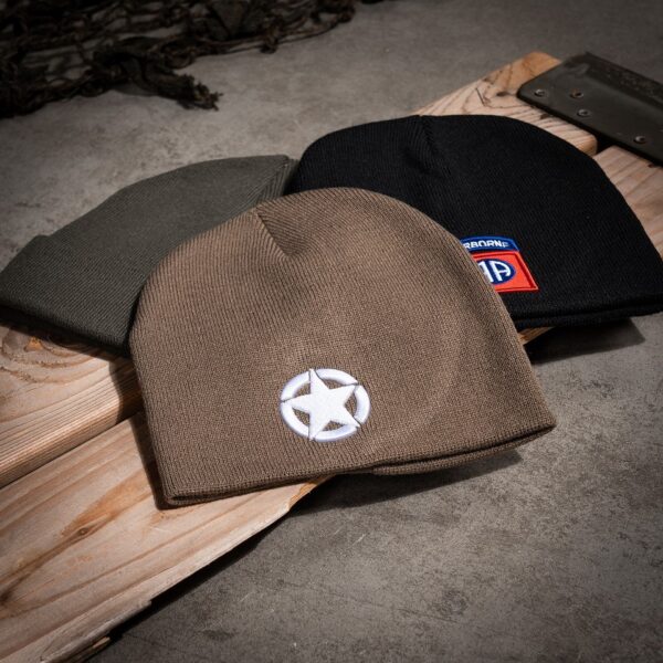 Beanie Allied Star3 De Beanie Allied Star is een stijlvolle en comfortabele beanie gemaakt van 100% acryl. Het opvallende ontwerp met WWII Military Allied Vehicle Stars maakt het een uniek eerbetoon aan de geschiedenis van het geallieerde leger tijdens de Tweede Wereldoorlog.