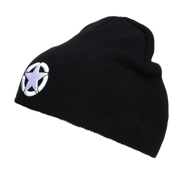 Beanie Allied Star6 De Beanie Allied Star is een stijlvolle en comfortabele beanie gemaakt van 100% acryl. Het opvallende ontwerp met WWII Military Allied Vehicle Stars maakt het een uniek eerbetoon aan de geschiedenis van het geallieerde leger tijdens de Tweede Wereldoorlog.