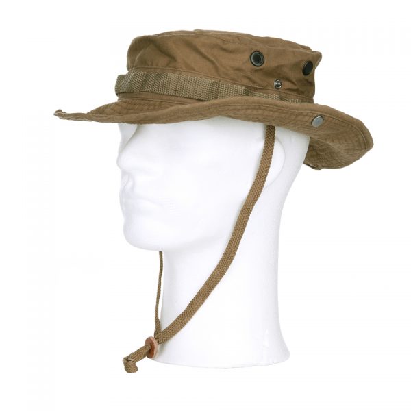BUSH HOED MET MEMORY WIRE De <strong>101 INC Bush Hoed</strong> is een veelzijdige en aanpasbare hoed, perfect voor outdooractiviteiten, kamperen, en survivaltochten. Gemaakt van een duurzame mix van <strong>65% polyester en 35% katoen</strong>, is deze hoed lichtgewicht, comfortabel, en bestand tegen diverse weersomstandigheden. Een uniek kenmerk van deze hoed is de <strong>memory wire</strong> in de rand, waarmee je de hoed volledig naar wens kunt modelleren of plooien. Hierdoor kun je de hoed aanpassen aan je persoonlijke stijl of aan specifieke omstandigheden, zoals het bieden van extra schaduw of een betere pasvorm. <ul> <li><strong>Memory wire:</strong> Dankzij de interne metaaldraad is de rand van de hoed gemakkelijk te modelleren naar jouw voorkeur.</li> <li><strong>Lichtgewicht en duurzaam:</strong> Gemaakt van een sterke, onderhoudsvriendelijke mix van polyester en katoen.</li> <li><strong>Veelzijdig ontwerp:</strong> Geschikt voor outdooractiviteiten, survivaltochten, en casual gebruik.</li> <li><strong>Comfortabel:</strong> Zacht en ademend materiaal, ideaal voor langdurig gebruik in warme of uitdagende omgevingen.</li> </ul> <strong>Gewicht (gr):</strong> 120 <strong>Merk:</strong> 101 INC <strong>Materiaal:</strong> 65% polyester en 35% katoen
