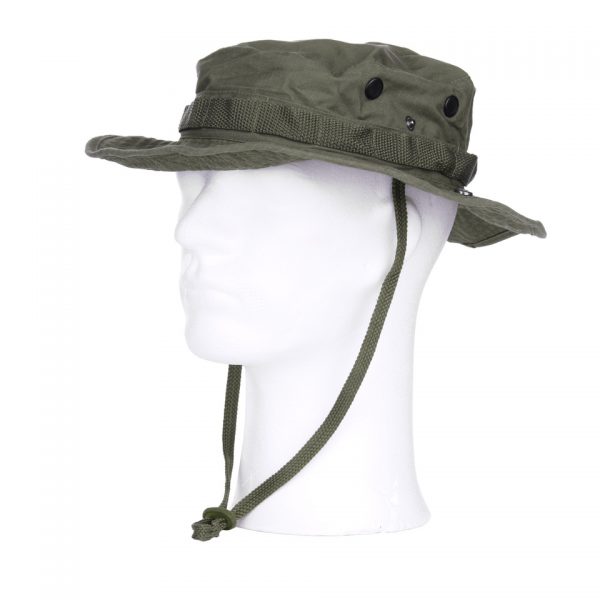 BUSH HOED MET MEMORY WIRE1 De <strong>101 INC Bush Hoed</strong> is een veelzijdige en aanpasbare hoed, perfect voor outdooractiviteiten, kamperen, en survivaltochten. Gemaakt van een duurzame mix van <strong>65% polyester en 35% katoen</strong>, is deze hoed lichtgewicht, comfortabel, en bestand tegen diverse weersomstandigheden. Een uniek kenmerk van deze hoed is de <strong>memory wire</strong> in de rand, waarmee je de hoed volledig naar wens kunt modelleren of plooien. Hierdoor kun je de hoed aanpassen aan je persoonlijke stijl of aan specifieke omstandigheden, zoals het bieden van extra schaduw of een betere pasvorm. <ul> <li><strong>Memory wire:</strong> Dankzij de interne metaaldraad is de rand van de hoed gemakkelijk te modelleren naar jouw voorkeur.</li> <li><strong>Lichtgewicht en duurzaam:</strong> Gemaakt van een sterke, onderhoudsvriendelijke mix van polyester en katoen.</li> <li><strong>Veelzijdig ontwerp:</strong> Geschikt voor outdooractiviteiten, survivaltochten, en casual gebruik.</li> <li><strong>Comfortabel:</strong> Zacht en ademend materiaal, ideaal voor langdurig gebruik in warme of uitdagende omgevingen.</li> </ul> <strong>Gewicht (gr):</strong> 120 <strong>Merk:</strong> 101 INC <strong>Materiaal:</strong> 65% polyester en 35% katoen
