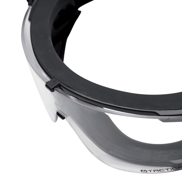 Bolle X800 tactical bril clear platinum X800i 11 Past bij alle types van helmen, de X800 Zwart met de perfecte ventilatie is aan te raden bij extreme situaties. Lichtgewicht, panoramisch laag profi el ballistische lens, de X800 biedt een goede bescherming met de beste ventilatie. <strong>Eigenschappen:</strong> * Panoramisch gezichtsveld * 1x Ballistische transparante lens * Extra ventilatie montuur * Montuur in bi-materiaal * Anti-kras en anti-condens coating * Eenvoudig wisselsysteem van de lens * Brede regelbare hoofdband * Optische RX-insert beschikbaar (optioneel) <strong>Ballistic Resistance STANAG 2920</strong> <strong>Heldere lens:</strong> V50 199 m/s (716 km/h) <strong>Grijs lens: </strong>V50 191 m/s (688 km/h) <strong>Geel lens: </strong>V50 188 m/s (677 km/h)