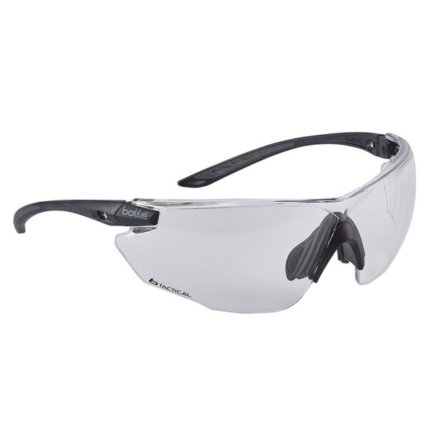 Bolle combat kit bril platinum combkitn 8 Mono lens, eenvoudig te verwissellen naar getinte lens, smoke of CSP, deze ballistische veiligheidsbril zwart COMBAT past zich moeiteloos aan aan uw behoefte en biedt u maximale bescherming. Dankzij een tweetal opties, met veren of elastiek, en de mogelijkheid tot het plaatsen van een schuimstof afdichting heeft u de keuze uit de meest comfortabele uitvoering. <strong>Ballistic Resistance STANAG 4296</strong> Heldere lens : V50 824.4 km/h | 229 m/s Smoke lens : V50 849.6 km/h | 236 m/s CSP lens : V50 918 km/h | 255 m/s <strong>Eigenschappen:</strong> * Ballistische lens in polycarbonaat * Verstelbaar elastiek * Anti-slip neusbrug * Anti-kras en non mist PLATINUM® * extreem gevormde lens
