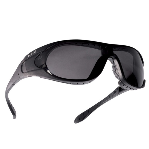 Bolle raider kit bril platinum 112 Verwisselbare lens uit één stuk beschikbaar in helder, zonnelens en gele lens, de Raider bril past zich aan volgens uw noden, geeft een maximale bescherming. Met het systeem van verwisselbare hoofdband en brilveren en de foam, kan je kiezen wat het best geschikt is voor u, <strong>Ballistic Resistance STANAG 2920</strong> Heldere PC lens : V50 193 m/s (695 km/h) Geel PC lens : V50 198 m/s (713 km/h) Grijs PC lens : V50 185m/s (666 km/h) <strong>Eigenschappen:</strong> * Ultra hoge ballistische lens * Foam comfort * Goede afscherming * Een maximum aanpassing: brilveren of elastiek * Anti-kras, anti-condens coating * Geïntegreerde bovenbescherming * Anti-slip neusbrug * Veren versie * Inclusief RX-adapter voor het op sterkte dragen, ideaal voor brildragers <div class="colordesc">zwart</div>