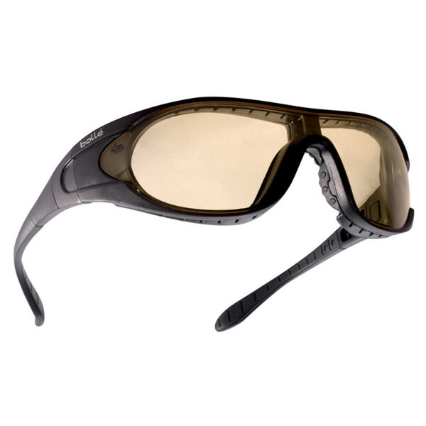 Bolle raider kit bril platinum 113 Verwisselbare lens uit één stuk beschikbaar in helder, zonnelens en gele lens, de Raider bril past zich aan volgens uw noden, geeft een maximale bescherming. Met het systeem van verwisselbare hoofdband en brilveren en de foam, kan je kiezen wat het best geschikt is voor u, <strong>Ballistic Resistance STANAG 2920</strong> Heldere PC lens : V50 193 m/s (695 km/h) Geel PC lens : V50 198 m/s (713 km/h) Grijs PC lens : V50 185m/s (666 km/h) <strong>Eigenschappen:</strong> * Ultra hoge ballistische lens * Foam comfort * Goede afscherming * Een maximum aanpassing: brilveren of elastiek * Anti-kras, anti-condens coating * Geïntegreerde bovenbescherming * Anti-slip neusbrug * Veren versie * Inclusief RX-adapter voor het op sterkte dragen, ideaal voor brildragers <div class="colordesc">zwart</div>