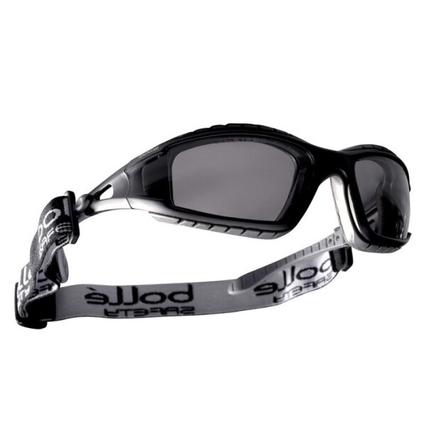 Bolle tracker bril TRACPSF smoke platinum 16 TRACKER zwart is ultracomfortabel en technisch en beschermt tegen alle mechanische risico's maar ook tegen chemische risico's, wat het een exclusief model maakt in het assortiment van de veiligheidsbrillen. Uitsluitend gebruik in de openlucht. Filtert de UVA en UVB (99,99%). Dit is de maximale bescherming tegen zonnestralen. <strong>Eigenschappen:</strong> * Bescherming bovenzijde * Verwisselbaar foamrand met indirechte ventilatie * Bescherming onderzijde * Verwisselbare, instelbare band * Laterale ventilatie * Coating Platinum® * RX-insert geschikt (SOSTRACKER), ideaal voor brildragers