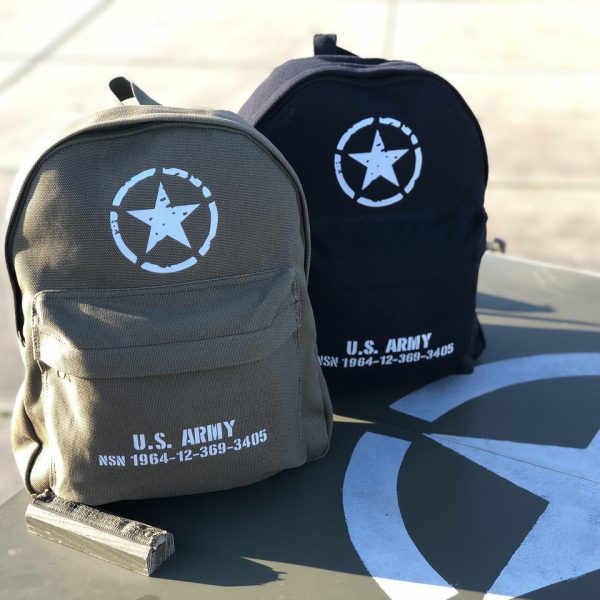 KINDER RUGZAK U.S. ARMY6 <big>Fostex WWII Series kinder rugzak U.S. Army Zwart Een canvas rugzakje met de Amerikaanse Allied Star als opdruk. Leuke vintage leger rugzak voor de kinderen. Perfect voor naar school, het sporten of een dagje uit. Gemaakt van 100% katoen (canvas).</big> <strong>Afmetingen:</strong> <ul> <li><big>lengte: 36cm </big></li> <li><big>breedte: 30cm </big></li> <li><big>diepte: 17cm</big></li> <li><big>Voorvak: 20 x 23 x 5 cm</big></li> </ul>