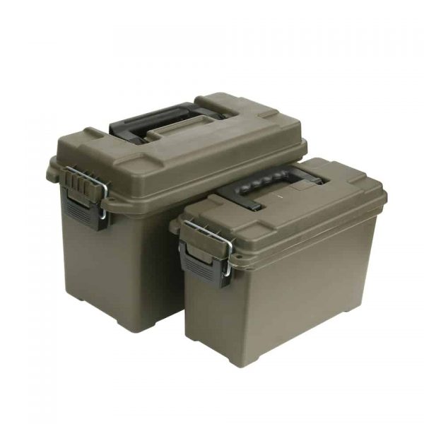 PLASTIC MUNITIEKIST SET2 <strong>Plastic Munitiekist Set – Waterbestendige Opslagkisten</strong> De <strong>plastic munitiekist set</strong> van Fosco Industries is de ideale oplossing voor het veilig opbergen en beschermen van je spullen. Deze robuuste en praktische kistenset bestaat uit een kleine en grote kist, beide voorzien van een <strong>waterbestendige rubberafsluiting</strong>. Perfect voor outdoorliefhebbers, vissers en bushcraftactiviteiten. De kisten beschermen je spullen tegen regen en vocht, maar zijn niet geschikt om volledig onder water te dompelen.