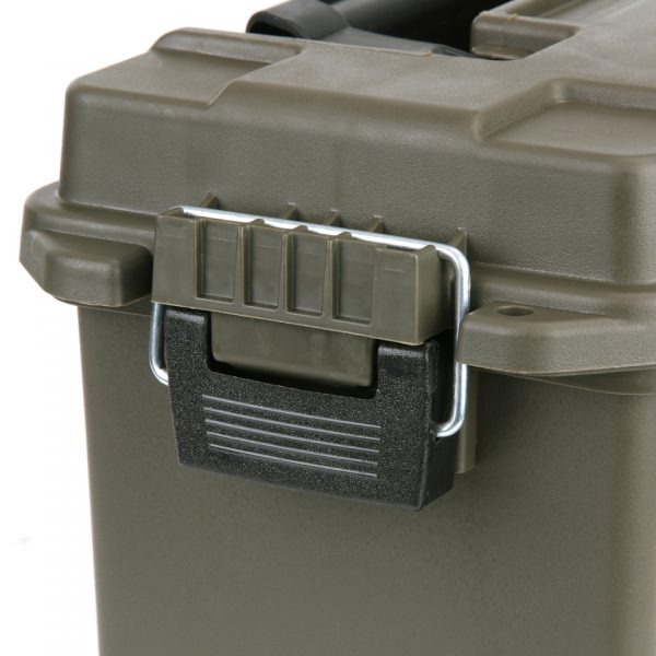 PLASTIC MUNITIEKIST SET3 <strong>Plastic Munitiekist Set – Waterbestendige Opslagkisten</strong> De <strong>plastic munitiekist set</strong> van Fosco Industries is de ideale oplossing voor het veilig opbergen en beschermen van je spullen. Deze robuuste en praktische kistenset bestaat uit een kleine en grote kist, beide voorzien van een <strong>waterbestendige rubberafsluiting</strong>. Perfect voor outdoorliefhebbers, vissers en bushcraftactiviteiten. De kisten beschermen je spullen tegen regen en vocht, maar zijn niet geschikt om volledig onder water te dompelen.
