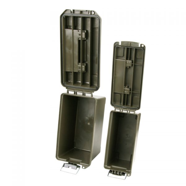 PLASTIC MUNITIEKIST SET6 <strong>Plastic Munitiekist Set – Waterbestendige Opslagkisten</strong> De <strong>plastic munitiekist set</strong> van Fosco Industries is de ideale oplossing voor het veilig opbergen en beschermen van je spullen. Deze robuuste en praktische kistenset bestaat uit een kleine en grote kist, beide voorzien van een <strong>waterbestendige rubberafsluiting</strong>. Perfect voor outdoorliefhebbers, vissers en bushcraftactiviteiten. De kisten beschermen je spullen tegen regen en vocht, maar zijn niet geschikt om volledig onder water te dompelen.