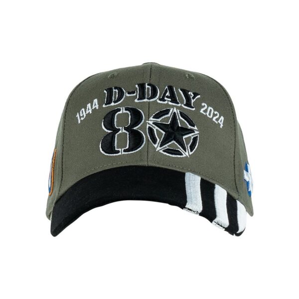 Baseball cap D Day 80 Years1 De Baseball cap D-Day 80 Years is een uniek eerbetoon aan 80 jaar D-Day. Met zijn gedetailleerde logo's, de tekst "Operation Overlord" en Invasion stripes, is deze verstelbare pet een echt collector's item voor liefhebbers van geschiedenis.