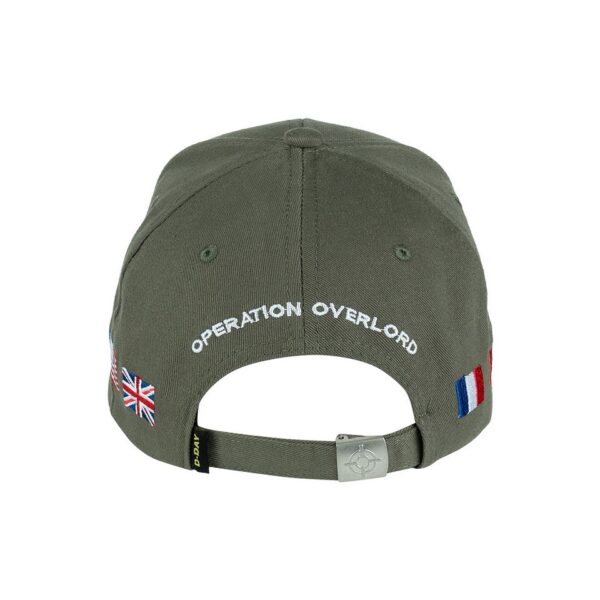 Baseball cap D Day 80 Years2 De Baseball cap D-Day 80 Years is een uniek eerbetoon aan 80 jaar D-Day. Met zijn gedetailleerde logo's, de tekst "Operation Overlord" en Invasion stripes, is deze verstelbare pet een echt collector's item voor liefhebbers van geschiedenis.