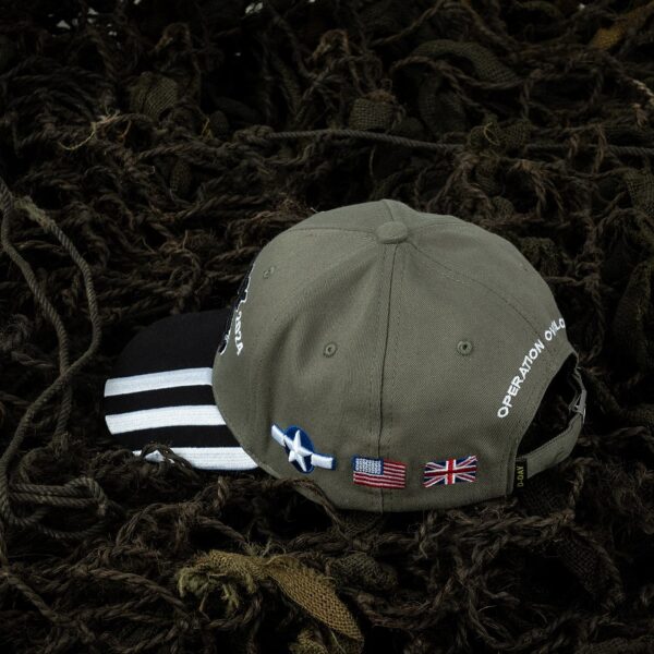 Baseball cap D Day 80 Years7 De Baseball cap D-Day 80 Years is een uniek eerbetoon aan 80 jaar D-Day. Met zijn gedetailleerde logo's, de tekst "Operation Overlord" en Invasion stripes, is deze verstelbare pet een echt collector's item voor liefhebbers van geschiedenis.