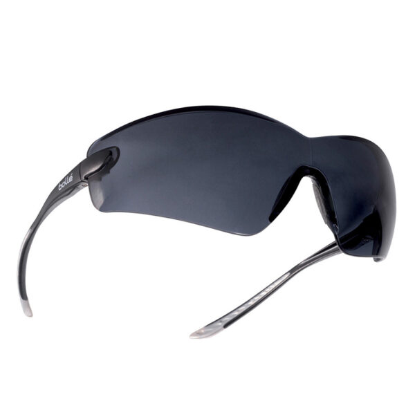 Bolle cobra bril COBPSF smoke platinum 29 De veelzijdige, panoramische en doeltreffende bestseller zwart! Goede afscherming zonder enige belemmering voor het zicht, de COBRA biedt een panoramisch gezichtsveld van 180° met een perfecte optische kwaliteit. De mogelijkheid om de poten aan te vervangen door een instelbare band en de optionele foamrand maken van COBRA een uiterst veelzijdig model. <strong>Eigenschappen:</strong> * 1 product = 2 toepassingen * Bescherming bovenzijde * Panoramisch gezichtsveld * Non-slip neusbrug * Rechte poten non-slipcomfort * Uitvoering met poten of band met verwisselbare foamrand * Verstelbare lenshoek * Coating Platinum® (COBFTPSI, COBPSI, COBCSP, COBPSF)