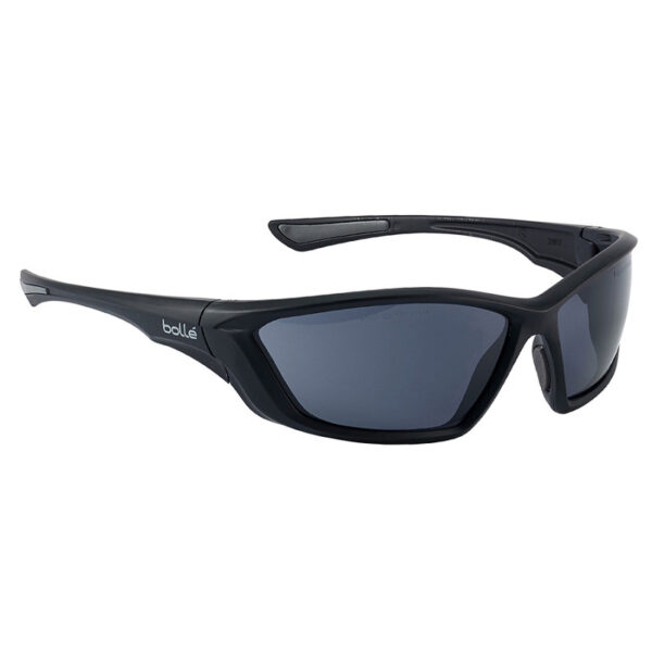Bolle swat bril SWATPSF smoke 26 Gecertificeerd STANAG 2920 en EN172 Zwart, deze ballistische zonne veiligheidsbril beschermt u tegen alle impacten. Dankzij de anti-slip neusbrug en anti-slip brilveren en zijn extra gebogen design biedt de SWAT u alle comfort en bescherming. SWAT is verkrijgbaar in smoke, polarized en flash zilver. <strong>Eigenschappen: </strong> * Anti-kras, anti-condens coatings * Ultra hoge ballistische lens * Geïntegreerde zijbescherming * Anti-slip en comfort veren * Anti-slip neusbrug * Anti-slip veren Ultra flexible en comfortabel nylonmontuur Ballistic Resistance STANAG 2920 Smoke lens: V50 196 m/s (705 km/h) Polarized lens : V50 183 m/s (659 km/h) Flash Zilver lens : V50 182 m/s (655 km/h)