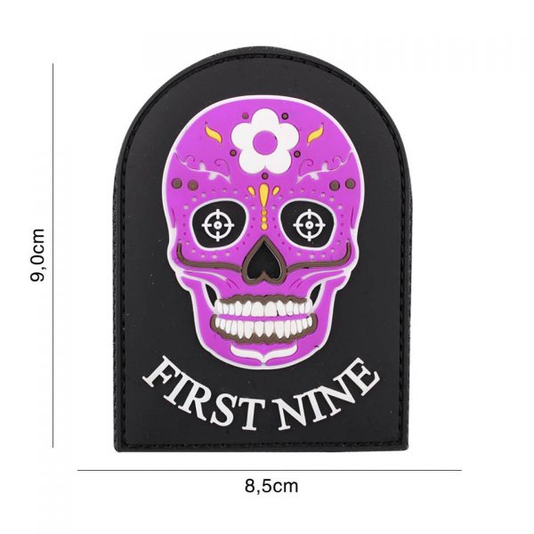 EMBLEEM 3D PVC FIRST NINE ROZE 6126 Embleem PVC met klitteband aan de achterzijde.