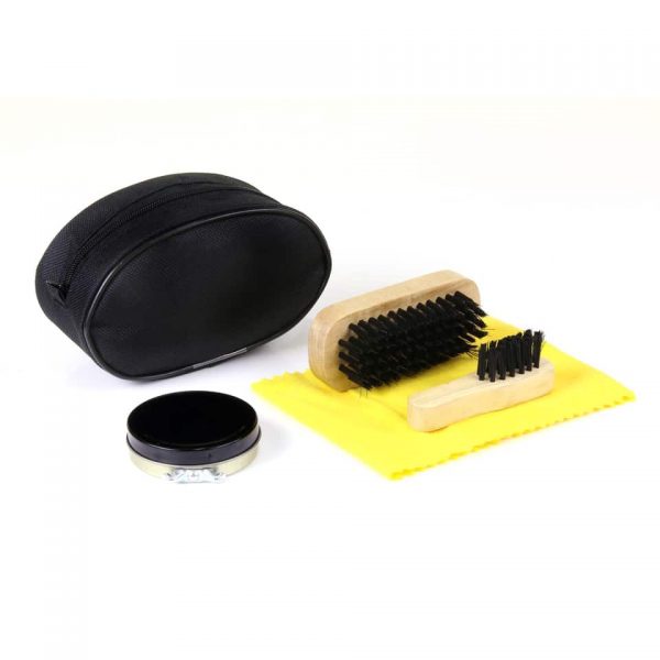 SCHOENPOETS SET De <strong>Schoenpoets Set</strong> van <strong>Fosco Industries</strong> is de ideale oplossing om je schoenen er altijd op hun best uit te laten zien, zelfs onderweg. Deze compacte set bevat alles wat je nodig hebt voor het onderhoud van je leren schoenen, of je nu op reis bent of in het veld. Dankzij het handige opberg hoesje kun je de set eenvoudig meenemen en heb je altijd de juiste tools binnen handbereik om je schoenen snel en efficiënt te poetsen. <div class="colordesc">Zwart</div>