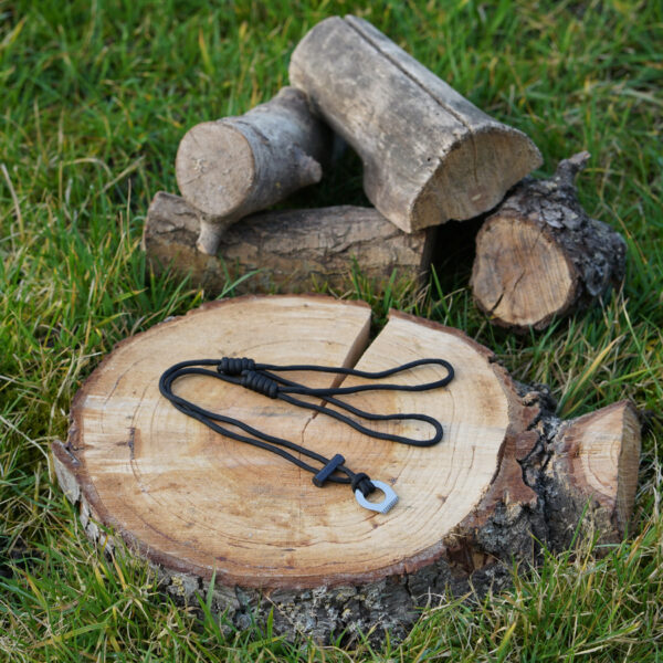 259148 Paracord ketting met fire starter <big>Paracord Zwart met vuursteen en staal schraper</big> <strong>Kenmerken:</strong> <ul> <li><big>Verstelbaar</big></li> <li><big>Makkelijk om vuur te maken</big></li> <li><big>Klein maar krachtig</big></li> <li><big>Ideaal voor outdoor, survival, backpacken, kamperen en scouting.</big></li> </ul>