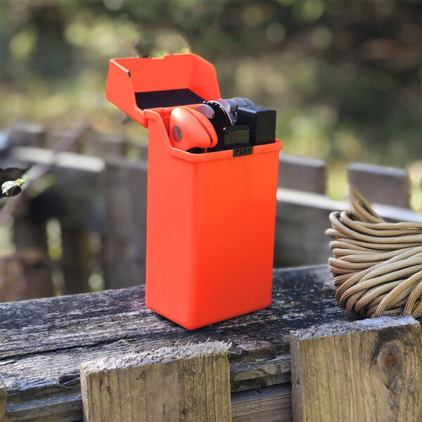 Multi survival box4 <strong>Waarom kiezen voor de Multi Survival Box?</strong> <ul> <li><strong>Volledige overlevingskit</strong>: De box bevat essentiële gereedschappen voor het bereiden van voedsel, onderhouden van uitrusting en het uitvoeren van reparaties in de natuur.</li> <li><strong>Compact en efficiënt</strong>: Alle items zijn zorgvuldig geselecteerd en opgeborgen in een handige en stevige verpakking, ideaal voor outdoor avonturen.</li> <li><strong>Gemaakt voor professionals</strong>: Deze kit is ontwikkeld voor serieuze overlevingsdeskundigen en avonturiers die alleen de beste kwaliteit gereedschappen nodig hebben in kritieke situaties.</li> </ul> <strong>Gewicht:</strong> 465 g <strong>Merk:</strong> Fosco Industries <strong>Geselecteerde kleur:</strong> Oranje <hr /> Met de <strong>Multi Survival Box</strong> ben je altijd voorbereid voor onverwachte situaties in de natuur. Het is de ideale kit voor elke buitenactiviteit, van kamperen en trektochten tot extreme survivalomstandigheden. Zorg dat je nooit zonder essentiële tools zit in de wildernis met deze complete en professionele overlevingsset.
