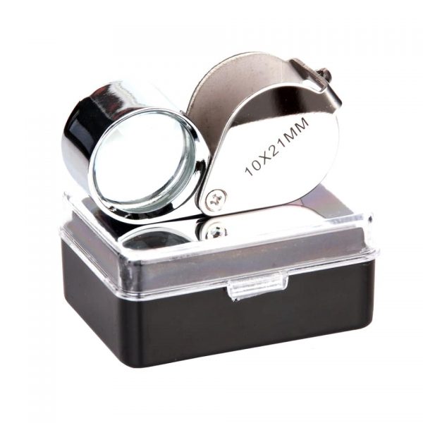VERGROOTGLAS 10 X 21 MM <ul> <li>Loep met vergrotingsfactor 10.</li> <li>Lensdiameter 21 mm.</li> <li>Metalen behuizing.</li> <li>Verpakt in plastic bakje met deksel.</li> </ul> <div class="colordesc">zilver/chrome</div>