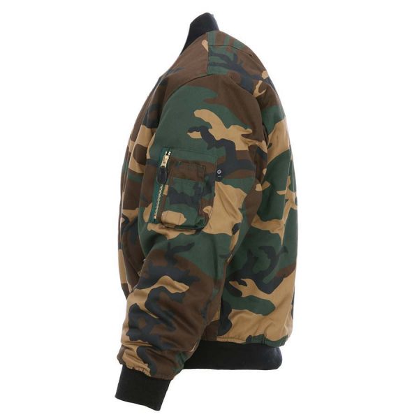 1111214031 MA 1 bomber jack camo1 <div class="colordesc"> <big><strong>Fostex Garments® MA-1 Bomber Jack</strong></big> <hr /> <big>Bomber jas Woodland gemaakt van 65% polyester en 35% katoen.</big> <big>Voorzien van een lage kraag en 2 grote steekzakken op de voorzijde. </big> <big>De binnenvoering van de jas is oranje van kleur. Deze opvalllende kleur heeft een reden, zo konden piloten die hulp nodig hadden makkelijk gezien worden door hulptroepen. De jas is dus ook binnenstebuiten te dragen.</big> </div> <div></div> <div><strong>Twijfel je over de maat, bestel dan één maatje groter. De jas valt wat kleiner uit.</strong></div> <div><a title="Maattabel" href="https://dump.dev.newagents.nl/wp-content/uploads/2020/04/deDump.nl-Fostex-MA-1-Bomber-Jack-maattabel.pdf" target="_blank" rel="noopener noreferrer"><button><span style="color: #ef471f; font-size: medium;"><strong>Maattabel</strong></span></button></a></div>