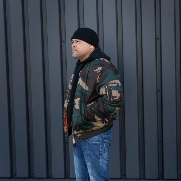 1214031 MA 1 bomber jack camo11 <div class="colordesc"> <big><strong>Fostex Garments® MA-1 Bomber Jack</strong></big> <hr /> <big>Bomber jas Woodland gemaakt van 65% polyester en 35% katoen.</big> <big>Voorzien van een lage kraag en 2 grote steekzakken op de voorzijde. </big> <big>De binnenvoering van de jas is oranje van kleur. Deze opvalllende kleur heeft een reden, zo konden piloten die hulp nodig hadden makkelijk gezien worden door hulptroepen. De jas is dus ook binnenstebuiten te dragen.</big> </div> <div></div> <div><strong>Twijfel je over de maat, bestel dan één maatje groter. De jas valt wat kleiner uit.</strong></div> <div><a title="Maattabel" href="https://dump.dev.newagents.nl/wp-content/uploads/2020/04/deDump.nl-Fostex-MA-1-Bomber-Jack-maattabel.pdf" target="_blank" rel="noopener noreferrer"><button><span style="color: #ef471f; font-size: medium;"><strong>Maattabel</strong></span></button></a></div>