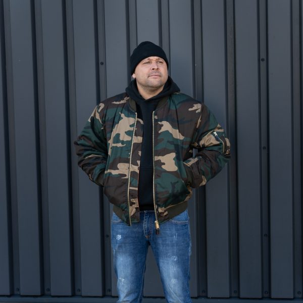 1214031 MA 1 bomber jack camo12 <div class="colordesc"> <big><strong>Fostex Garments® MA-1 Bomber Jack</strong></big> <hr /> <big>Bomber jas Woodland gemaakt van 65% polyester en 35% katoen.</big> <big>Voorzien van een lage kraag en 2 grote steekzakken op de voorzijde. </big> <big>De binnenvoering van de jas is oranje van kleur. Deze opvalllende kleur heeft een reden, zo konden piloten die hulp nodig hadden makkelijk gezien worden door hulptroepen. De jas is dus ook binnenstebuiten te dragen.</big> </div> <div></div> <div><strong>Twijfel je over de maat, bestel dan één maatje groter. De jas valt wat kleiner uit.</strong></div> <div><a title="Maattabel" href="https://dump.dev.newagents.nl/wp-content/uploads/2020/04/deDump.nl-Fostex-MA-1-Bomber-Jack-maattabel.pdf" target="_blank" rel="noopener noreferrer"><button><span style="color: #ef471f; font-size: medium;"><strong>Maattabel</strong></span></button></a></div>